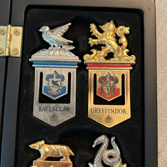 Harry Potter Hogwarts House Metal Bookmarks - Set of 4 - Noble Collection - Picture 3 of 9